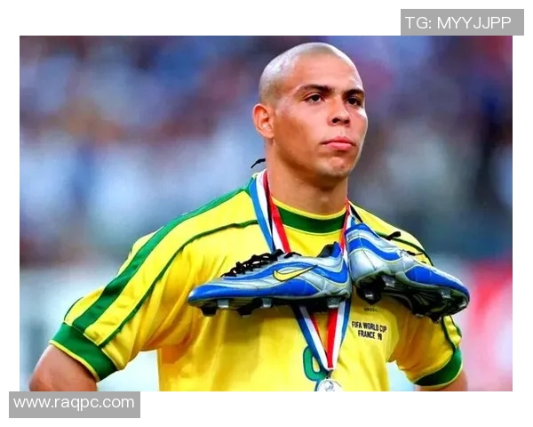 克罗斯在绿茵场上的传奇之路与未来展望：从球场巨星到战术大师的蜕变